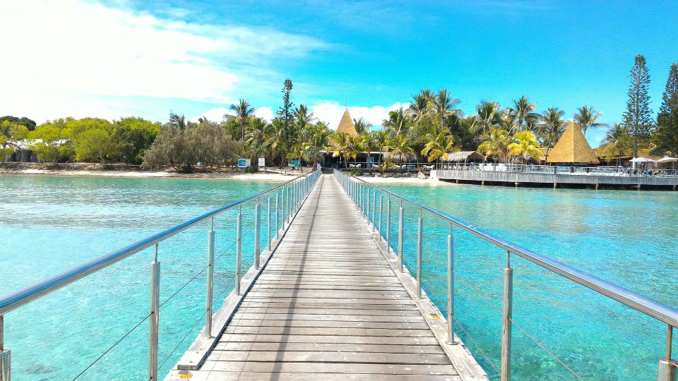 Embarcadère sur lagon turquoise