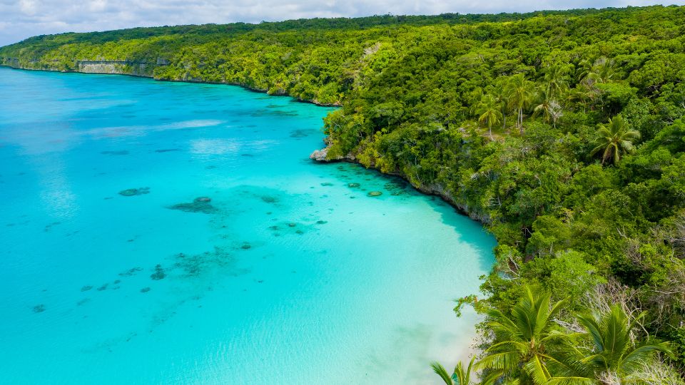Lifou — plus grande île des Loyauté, falaises et plages